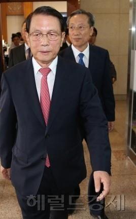 대한민국을 뒤흔든 ‘비선실세’ 파문의 몸통 중 한 명으로 지목된 차은택(47ㆍ구속기소) 씨 측이 ‘미묘한 시점’에 폭로전에 나서면서 그 배경에 관심이 모아지고 있다.  특히 이번 폭로에는 그동안 연루 의혹을 부인해왔던 김기춘(77) 전 청와대 비서실장을 정면으로 겨냥하는 내용이 담겨 있어 검찰이 수사에 착수하는 단서로 발전할 수 있을 지 주목된다. 왼쪽부터 김기춘 전 비서실장, 최순실, 차은택.