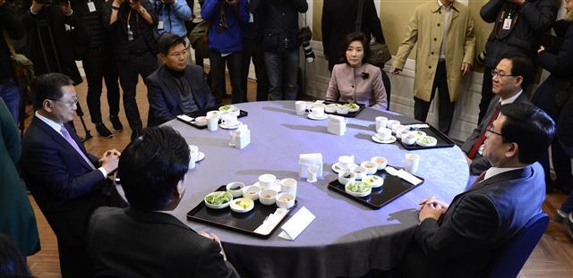 새누리당 주류와 비주류를 대표한 중진 의원 6인이 28일 오전 국회에서 만나 비상대책위원장 후보에 대해 논의했다. (왼쪽부터 시계방향으로) 김재경ㆍ홍문종ㆍ나경원ㆍ주호영ㆍ정우택(이상 4선)ㆍ원유철(5선) 의원.
박해묵 기자/mook@