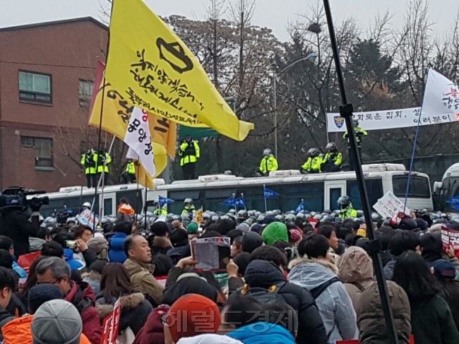 [사진설명=지난 26일 주말 5차 촛불집회 도중 경찰 차벽으로 차단된 서울 종로구 청운효자동 주민센터 앞. 신동윤 기자/realbighead@heraldcorp.com]