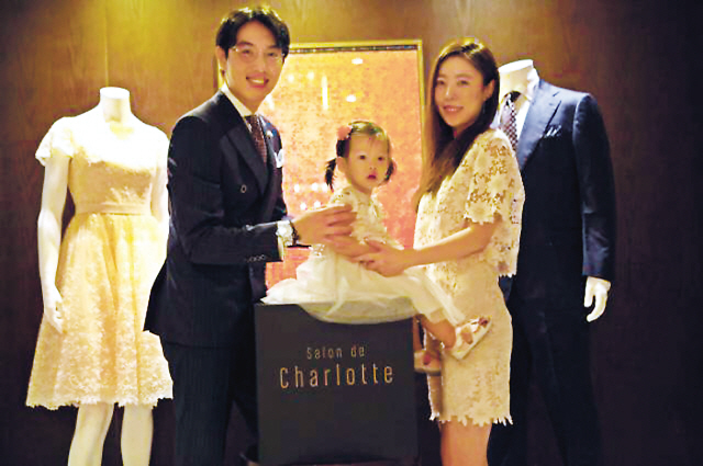 롯데백화점이 지난 7월 문을 연 패션 렌털 매장 ‘살롱 드 샬롯(Salon de Charlotte·사진 왼쪽)’.  맥도날드는 아재(AtoZ)버거를 출시하며 수제버거 시장에 동참했다.
[사진제공=롯데백화점·롯데리아]