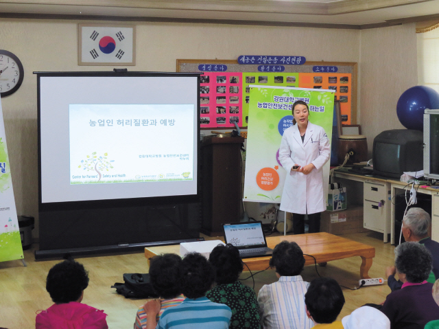 농촌의 고령화와 여성농민이 갈수록 늘고 있다. 각 지자체들은 취약 농가를 대상으로 맞춤형 소득과 돌봄 서비스 등 배려농정에 힘쓰고 있다. 사진은 울진군 서면 왕피리 마을 주민들이 농촌형 대중교통 운영 지원 버스앞에서 기념촬영하고 있다. 강원 양구군 동면 주민들이 강원대 농업안전보건센터에서 질환 예방 교육을 받고 있다. 충암 홍성군 홍성농협에서 농업인행복버스 의료지원 서비스가 진행되고 있다(위에서 부터).  [사진제공=농림축산식품부]