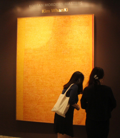 Yellow-dotted oil painting titled “12-V-70 #172,” by Korean abstract artist Kim Whan-ki sells for 6.32 billion won on Sunday, making it the most expensive South Korean art work ever sold. (Yonhap)