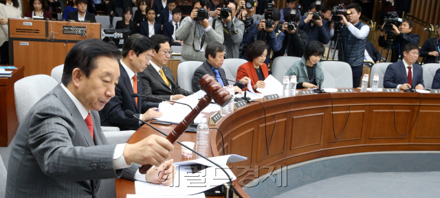 [사진설명=국회 ‘박근혜 정부의 최순실 등 민간인에 의한 국정농단 의혹사건 진상규명을 위한 국정조사특별위원회(이하 국정조사특위)’가 28일 홍완선 전 국민연금 관리공단 기금운용본부장, 최광 전 국민연금 이사장 등 추가 증인ㆍ참고인 8명을 합의했다. 국정조사특위는 29일 전체회의를 열고 추가 증인ㆍ참고인 명단을 의결할 예정이다. 박해묵 기자 mook@heraldcorp.com]