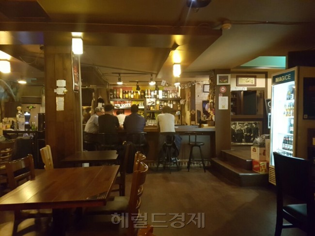 주말 한 대학가 주변의 술집 모습. 이 술집은 주말이면 많은 손님으로 가득찼지만, 최근에는 인적이 뜸하다. [사진=김성우 기자/zzz@heraldcorp.com]