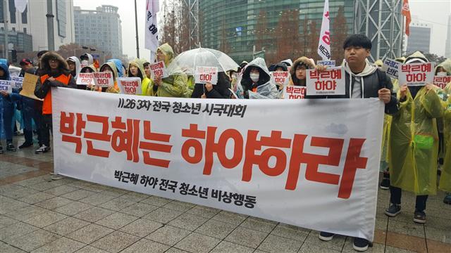 대통령의 국정 운영 마비가 장기화 되면서 이에 대응하는 시민들의 불복종 운동도 다양한 양태로 나타나고 있다. 대학생들은 동맹휴업으로, 자영업자들은 점포 폐쇄 등으로 진행중이다. 사진은 지난 26일 제5차 민중총궐기 대회 당시 중고등학생들로 이뤄진 청소년시국선언 운동 모습과 불복종운동을 위해 준비하는 시민들의 모습.