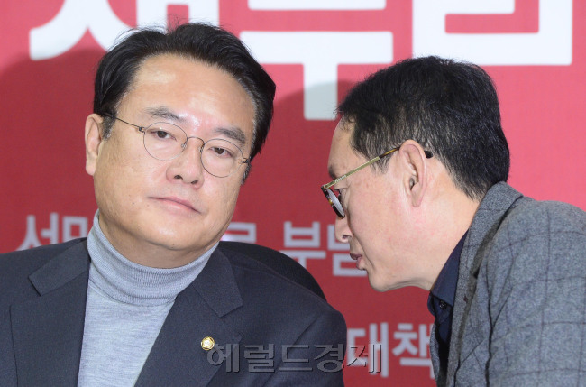 [사진설명=정진석 새누리당 원내대표와 김도읍 정책위의장이 29일 오전 서울 여의도 국회에서 열린 원내대책회의에서 귀엣말을 나누고 있다. 박해묵 기자/mook@heraldcorp.com]