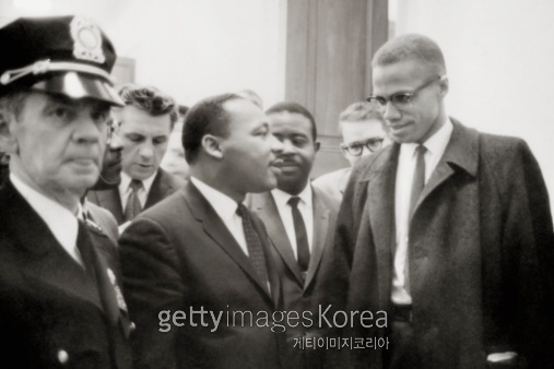 마틴 루터 킹 목사와 말콤 엑스는 1960년대 흑인을 억압하는 부당한 법을 어긴다는 측면에서 시민 불복종의 길을 함께 걸었지만 그 수단에 있어 폭력의 문제에서 서로 다른 입장을 보였다. 그러나 역사적 진보는 킹 목사의 비폭력 행진이 흑인 투표권법안을 쟁취하면서 이뤄졌다. [사진=게티이미지]