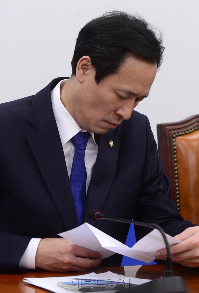 [사진=우상호 더불어민주당 원내대표가 29일 오전 서울 여의도 국회에서 열린 원내대책회의에서 자료를 읽고 있다. 박해묵 기자/mook@heraldcorp.com]