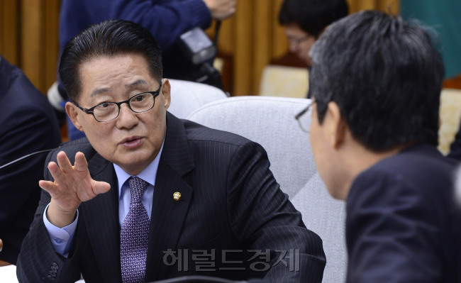 [사진=박지원 국민의당 비상대책위원장이 29일 오전 서울 여의도 국회에서 열린 비상대책위원-국회의원 연석회의에서 김성식 정책위의장과 대화하고 있다. 박해묵 기자/mook@heraldcorp.com]