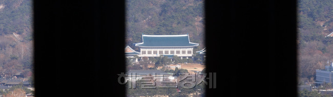 [사진설명=정부청사에서 바라본 청와대 전경. 안훈기자 rosedale@heraldcorp.com]