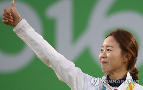 South Korean archer Chang Hye-jin celebrates after winning the gold medal in the women's individual archery competition at the 31st Summer Olympic Games at Sambodromo in Rio de Janeiro on Aug. 11, 2016. (Yonhap)