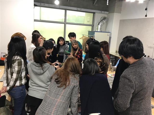 서울 성동구 성수IT종합센터에서 진행하는 ‘수제화 아카데미 디자이너ㆍ머천다이징(MD) 교육과정’에 참여한 청년들이 오리에타 필레자리 교수(가운데)의 교육을 받고 있다.