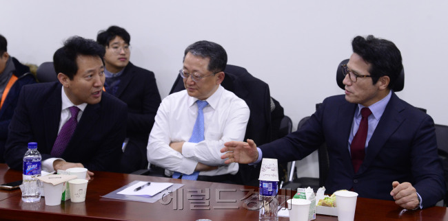 [사진설명=30일 오전 서울 여의도 국회의원회관에서 새누리당 비주류의원들이 비상시국회의를 가지고 있다. 박해묵 기자/mook@heraldcorp.com]