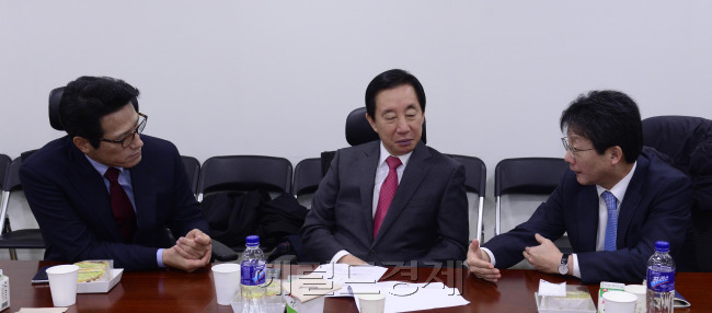 정병국,김성태, 유승민 의원이 30일 오전 서울 여의도 국회의원회관에서 열린 새누리당 비상시국회의에서 대화를 하고 있다. 박해묵 기자/mook@heraldcorp.com
정병국,김성태, 유승민 의원이 30일 오전 서울 여의도 국회의원회관에서 열린 새누리당 비상시국회의에서 대화를 하고 있다. 박해묵 기자/mook@heraldcorp.com