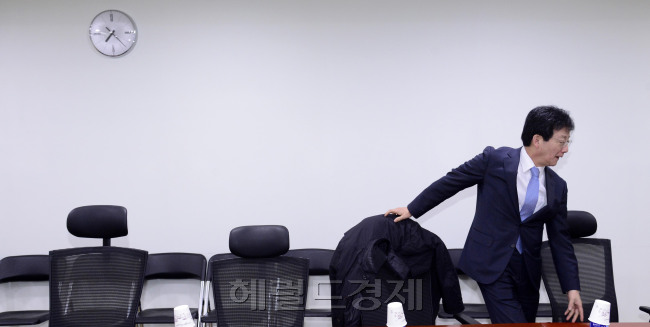 [사진설명=유승민 의원이 30일 오전 서울 여의도 국회의원회관에서 새누리당 비상시국회의에 참석하고 있다. 박해묵 기자/mook@heraldcorp.com]