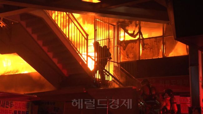 30일 오전 2시 8분께 대구 서문시장에서 화재가 발생해 4지구 건물 천장 일부가 붕괴된 가운데 소방당국이 진화 작업을 벌이고 있다.[사진제공=대구시]