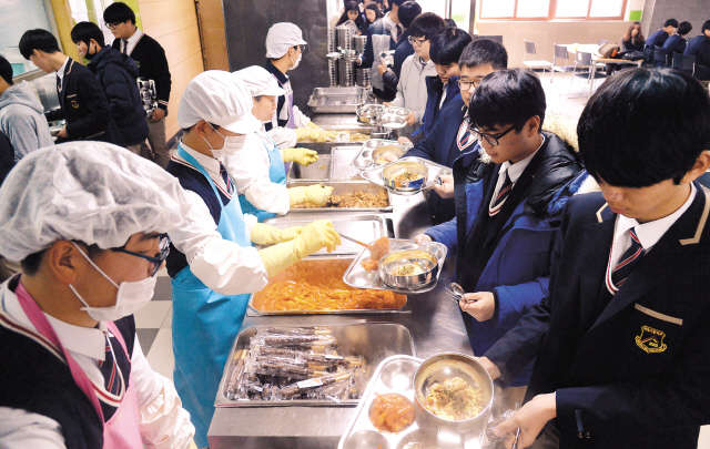 최근 SNS에서 화제가 되고 있는 파주 세경고등학교의 급식모습.다른 학교와 비슷한 단가로 학생들에게 식사를 제공하지만 탄두리 치킨에 치즈폭립 등 김민지 영양사의 발품으로 ‘놀라운 메뉴’를 제공하고 있다.  안훈 기자/rosedale@heraldcorp.com