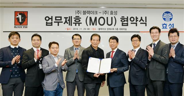 효성은 29일 서울 양재동 블랙야크 본사에서 나이론폴리에스터 박병선 PU장(오른쪽 네번째)과 블랙야크 정운석 사장(사진 가운데) 등 양사 관계자가 참석한 가운데, 신제품 개발과 공동 마케팅 진행을 위한 업무 제휴 협약(MOU)을 체결했다.  [사진제공=효성]