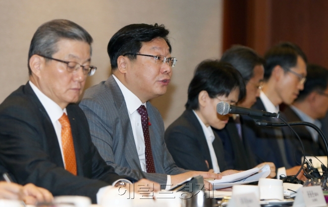 [헤럴드경제=배문숙 기자]주형환(왼쪽 두번째) 산업통상자원부 장관은 30일 오전 삼성동 그랜드 인터콘호텔에서 ‘에너지新산업 융합 얼라이언스 간담회’를 주재하고 정부의 제도개선 현황, 민간의 융합얼라이언스 해외진출, 공기업 투자 등 그간의 에너지신산업 분야의 성과를 점검했다. 에너지신산업 핵심 분야인 신재생에너지 활성화 방안을 협의한 이 자리에는 구자현 LS산전 회장, 전영삼 산업은행 부행장, 강남훈 에너지공단 이사장, 이관섭 한수원 사장, 김희집 서울대 교수를 비롯한 에너지 관련 정부, 학계, 업계, 금융·컨설팅, 공기업·지원기관의 대표 및 관계자 등이 참석했다. oskymoon@heraldcorp.com