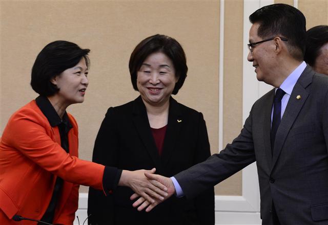 야3당 대표들이 30일 오전 서울 여의도 국회에서 박근혜 대통령 탄핵소추안 발의와 관련해 회동하고 있다. (왼쪽부터) 추미애 더불어민주당 대표, 심상정 정의당 상임대표, 박지원 국민의당 비상대책위원장.  박해묵 기자/mook@heraldcorp.com