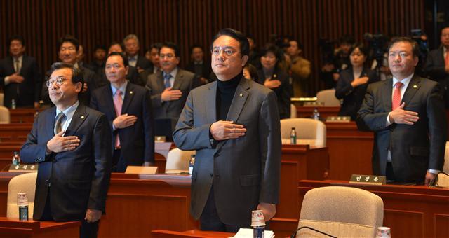새누리당 이정현 대표(왼쪽), 정진석 원내대표(가운데) 등이 30일 오전 서울 여의도 국회에서 열린 의원총회에서 국민의례를 하고 있다.  박해묵 기자/mook@heraldcorp.com