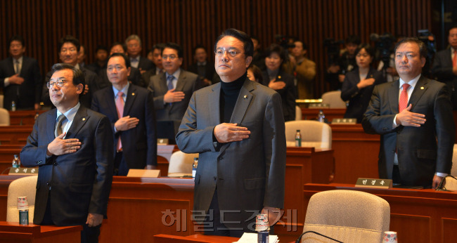 [사진=이정현 새누리당 대표, 정진석 원내대표를 비롯한 참석의원들이 30일 오전 서울 여의도 국회에서 열린 의원총회에서 국민의례를 하고 있다. 박해묵 기자/mook@heraldcorp.com]