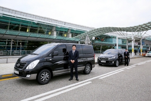 인천공항 여객터미널 앞에서 고객을 맞을 준비하고 있는 제이에스 밴의 쇼퍼서비스