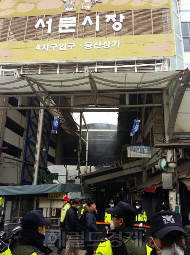 [사진설명=30일 새벽 대구 서문시장에서 큰불이 발생, 오후 1시 현재까지도 4지구 건물 전체에서 검은 연기가 피어오르고 있다. 김병진기자]