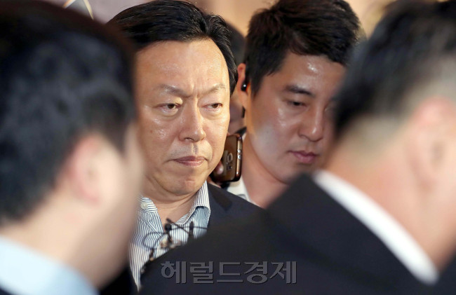 [사진설명=30일 오후 서울 송파구 잠실 롯데월드 시네마에서 열린 롯데그룹의 2017년 경영계획 및 방향에 대해 논의하는 사장단회의에 신동빈 롯데그룹 회장이 경호원과 취재진에 둘러쌓여 입장을 하고 있다. 이상섭 기자/babtong@heraldcorp.com]