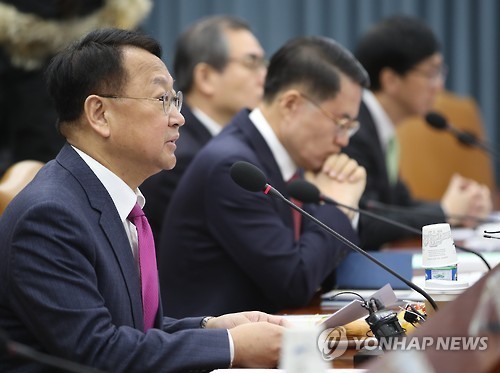 Finance Minister Yoo Il-ho (L), who doubles as deputy prime minister for economic affairs, presides over a meeting of economy-related ministers in Seoul on Nov. 30, 2016. He said the government will ramp up efforts to prevent domestic and external uncertainties from excessively dampening economic players' confidence. (Yonhap)