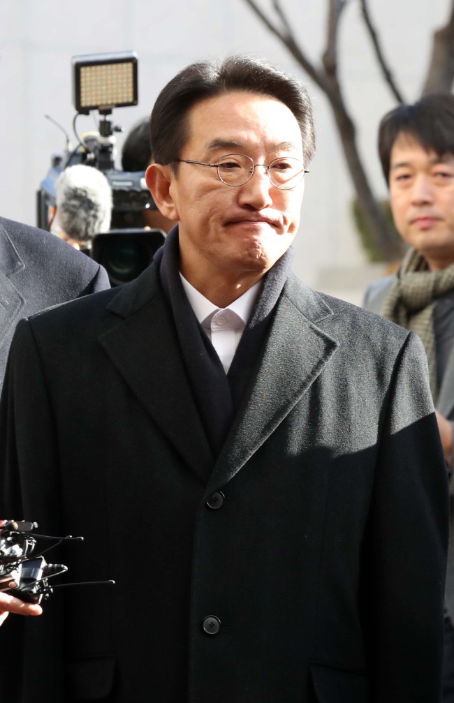 Hyun Ki-hwan, fa ormer senior presidential secretary for political affairs, arrives at the Busan District Prosecutors' Office on Tuesday. (Yonhap)
