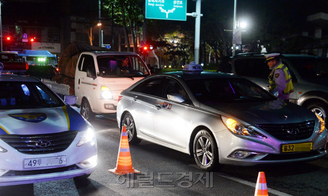 [사진설명=1일 새벽 서울 송파구 방이삼거리에서 경찰이 음주운전 불시 단속을 펼치고 있다. 연말연시를 맞아 각종 술자리가 많아지면서 자칫 증가할 수 있는 음주운전, 그 중에서도 숙취운전에 대비하기 위한 조처다. 경찰 관계자는 “단속만으로 음주운전을 근절하는 데는 한계가 있다”며 “음주운전이 의심되는 차량은 신고하고 지인이 음주운전을 하려는 경우 적극 만류해 달라”고 당부했다. 박현구 기자 phko@heraldcorp.com]
