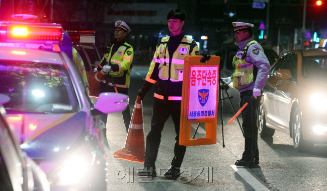 [사진설명=1일 새벽 서울 송파구 방이삼거리에서 경찰이 음주운전 불시 단속을 펼치고 있다. 연말연시를 맞아 각종 술자리가 많아지면서 자칫 증가할 수 있는 음주운전, 그 중에서도 숙취운전에 대비하기 위한 조처다. 경찰 관계자는 “단속만으로 음주운전을 근절하는 데는 한계가 있다”며 “음주운전이 의심되는 차량은 신고하고 지인이 음주운전을 하려는 경우 적극 만류해 달라”고 당부했다. 박현구 기자 phko@heraldcorp.com]