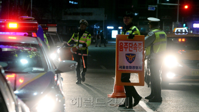 [사진설명=1일 새벽 서울 송파구 방이삼거리에서 경찰이 음주운전 불시 단속을 펼치고 있다. 연말연시를 맞아 각종 술자리가 많아지면서 자칫 증가할 수 있는 음주운전, 그 중에서도 숙취운전에 대비하기 위한 조처다. 경찰 관계자는 “단속만으로 음주운전을 근절하는 데는 한계가 있다”며 “음주운전이 의심되는 차량은 신고하고 지인이 음주운전을 하려는 경우 적극 만류해 달라”고 당부했다. 박현구 기자 phko@heraldcorp.com]