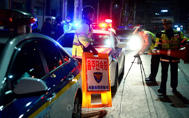 [사진설명=1일 새벽 서울 송파구 방이삼거리에서 경찰이 음주운전 불시 단속을 펼치고 있다. 연말연시를 맞아 각종 술자리가 많아지면서 자칫 증가할 수 있는 음주운전, 그 중에서도 숙취운전에 대비하기 위한 조처다. 경찰 관계자는 “단속만으로 음주운전을 근절하는 데는 한계가 있다”며 “음주운전이 의심되는 차량은 신고하고 지인이 음주운전을 하려는 경우 적극 만류해 달라”고 당부했다. 박현구 기자 phko@heraldcorp.com]
