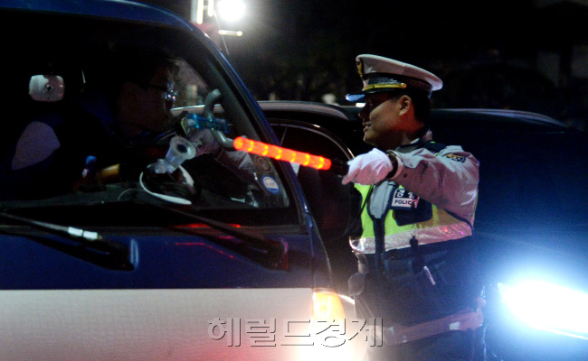 [사진설명=1일 새벽 서울 송파구 방이삼거리에서 경찰이 음주운전 불시 단속을 펼치고 있다. 연말연시를 맞아 각종 술자리가 많아지면서 자칫 증가할 수 있는 음주운전, 그 중에서도 숙취운전에 대비하기 위한 조처다. 경찰 관계자는 “단속만으로 음주운전을 근절하는 데는 한계가 있다”며 “음주운전이 의심되는 차량은 신고하고 지인이 음주운전을 하려는 경우 적극 만류해 달라”고 당부했다. 박현구 기자 phko@heraldcorp.com]