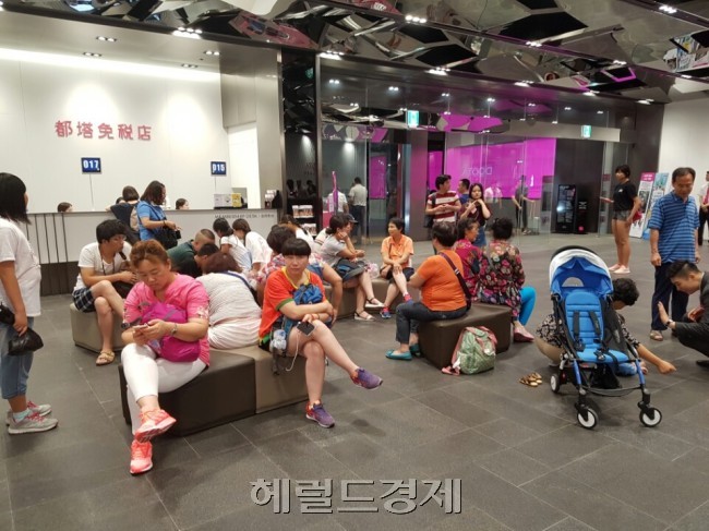 요우커(遊客ㆍ중국인관광객)들이 두타면세점 1층 로비에서 휴식을 취하고 있다. [사진=헤럴드경제DB]