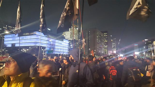 법원이 처음으로 촛불집회 참가자들에게 야간 청와대 행진을 허용했다. 30일 총파업과 시민불복종의 날 촛불집회에 참여한 시민들.