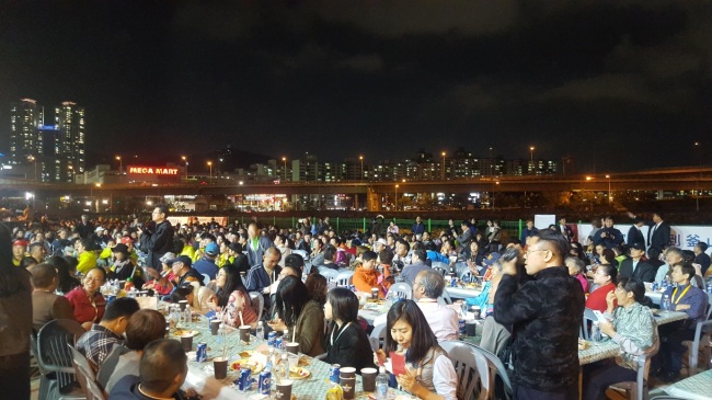 Chinese cruise passengers, visiting Busan for this year‘s Busan Fireworks Festival and Busan One Asia Festival in October, enjoy chicken and beer in Busan. (Busan Tourism Organization)