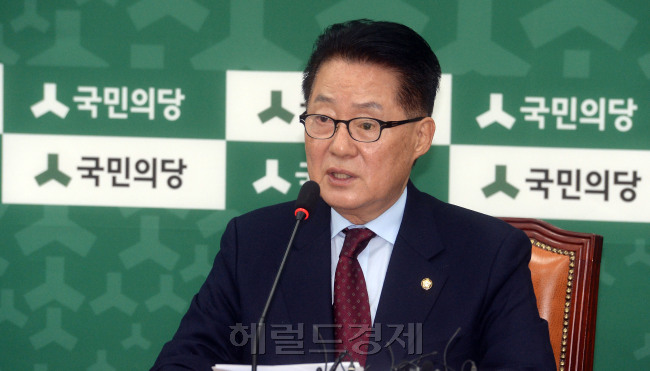박지원 국민의당 비상대책위원장 겸 원내대표가 1일 오전 서울 국회 여의도 국회에서 열린 원내정책조정회의에서 모두발언을 하고 있다./ 안훈 기자 rosedale@heraldcorp.com 2016.12.01
박지원 국민의당 비상대책위원장 겸 원내대표가 1일 오전 서울 국회 여의도 국회에서 열린 원내정책조정회의에서 모두발언을 하고 있다./ 안훈 기자 rosedale@heraldcorp.com 2016.12.01
