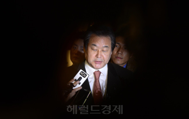 [사진설명=김무성 새누리당 전 대표가 1일 오전 서울 여의도의 한 호텔에서 추미애 더불어민주당 대표와 비공개 회동을 마치고 취재진의 질문에 답하고 있다. 박해묵 기자/mook@heraldcorp.com]