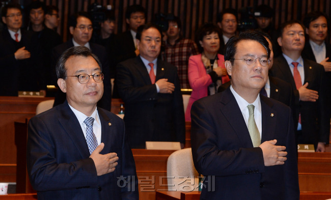 [사진=1일 오전 서울 여의도 국회에서 열린 새누리당 의원총회에서 이정현 대표와 의원들이 국기에 대한 경례를 하고 있다. 안훈 기자 rosedale@heraldcorp.com]