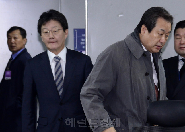 [사진=김무성 전 대표와 유승민 전 원내대표가 1일 오전 서울 여의도 국회의원회관에서 열린 새누리당 비상시국회의에서 참석하고 있다. 박해묵 기자/mook@heraldcorp.com]