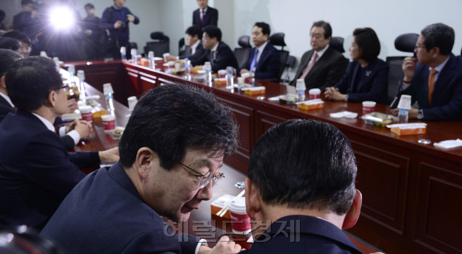 1일 오전 서울 여의도 국회의원회관에서 열린 새누리당 비상시국회의에서 김무성 전 대표와 유승민 전 원내대표가 이야기를 나누고 있다. 박해묵 기자/mook@heraldcorp.com
1일 오전 서울 여의도 국회의원회관에서 열린 새누리당 비상시국회의에서 김무성 전 대표와 유승민 전 원내대표가 이야기를 나누고 있다. 박해묵 기자/mook@heraldcorp.com