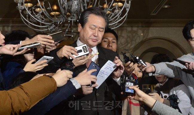 [사진설명=김무성 새누리당 전 대표가 1일 오전 서울 여의도의 한 호텔에서 추미애 더불어민주당 대표와 비공개 회동을 마치고 메모지를 들고 취재진의 질문에 답하고 있다. 박해묵 기자/mook@heraldcorp.com]
