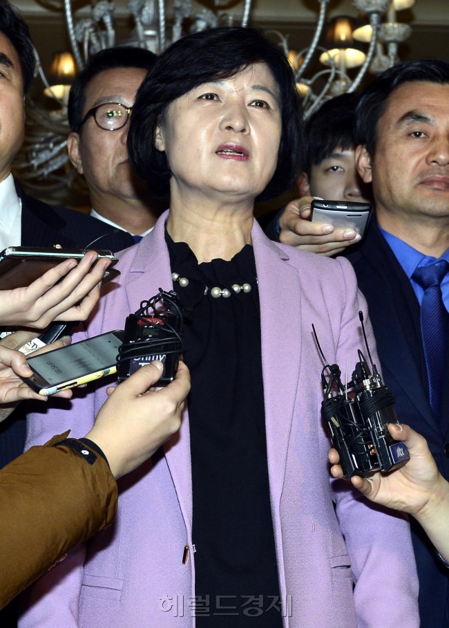 더불어민주당 추미애 대표가 1일 오전 서울 여의도 한 호텔에서 새누리당 비주류 모임인 비상시국회의를 이끌고 있는 김무성 전 대표와 탄핵관련 긴급회동을 마친 뒤 결과를 말하고 있다. 박해묵 기자/mook@heraldcorp.com
더불어민주당 추미애 대표가 1일 오전 서울 여의도 한 호텔에서 새누리당 비주류 모임인 비상시국회의를 이끌고 있는 김무성 전 대표와 탄핵관련 긴급회동을 마친 뒤 결과를 말하고 있다. 박해묵 기자/mook@heraldcorp.com