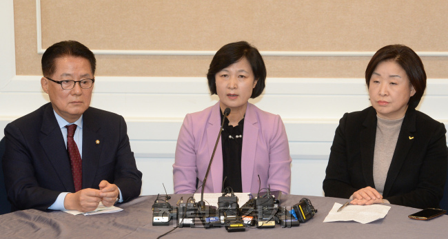 [사진설명=야3당 대표들이 1일 오후 서울 여의도 국회에서 회동을 가지고 있다. (사진 왼쪽부터 박지원 국민의당 비상대책위원장, 추미애 더불어민주당 대표, 심상정 정의당 상임대표) 박해묵 기자/mook@heraldcorp.com]