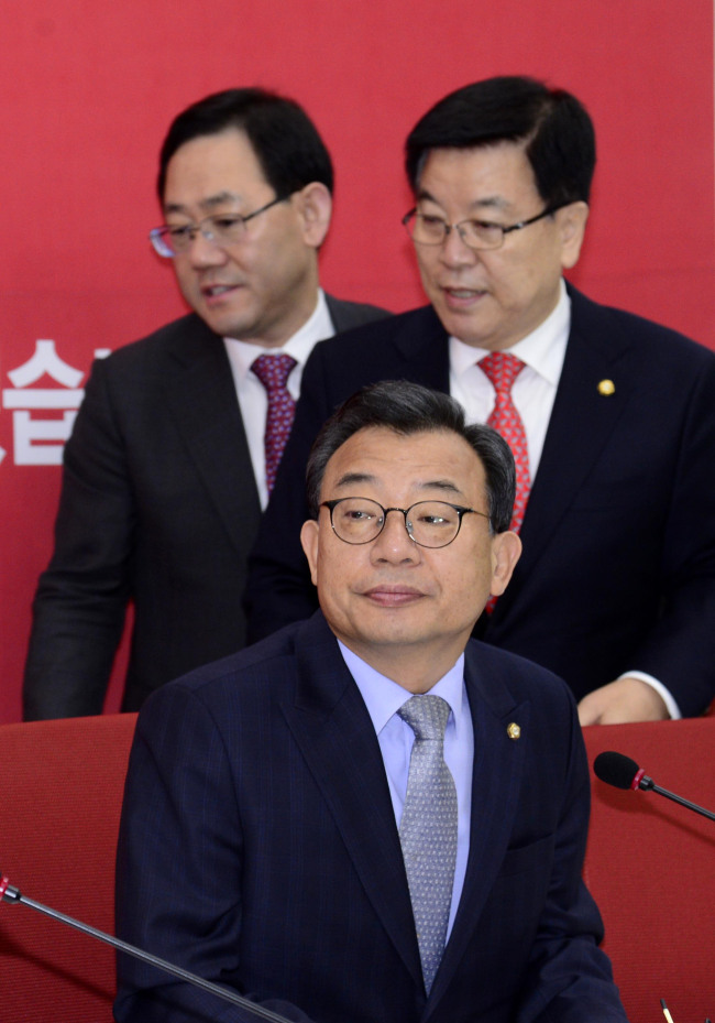 이정현 새누리당 대표가 2일 오전 서울 여의도 국회에서 열린 대구서문시장 화재대책 관련 당정협의에 참석하고 있다. 박해묵 기자/mook@heraldcorp.com
이정현 새누리당 대표가 2일 오전 서울 여의도 국회에서 열린 대구서문시장 화재대책 관련 당정협의에 참석하고 있다. 박해묵 기자/mook@heraldcorp.com