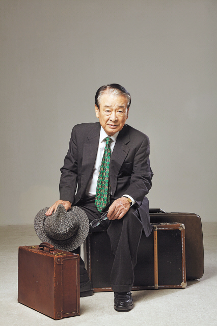 배우 이순재가 연기인생 환갑을 맞았다. 그는 여전히 현역이다. 무대에 선 그는 “배우는 암기력이 전제돼야 하기 때문에 암기력이 아직 버텨준다는 생각이 들 때까지 계속 연기를 할 것이고, NG를 5번 이상 내거나 스스로 버겁다고 판단되면 언제든 그만둘 것”이라고 말했다.