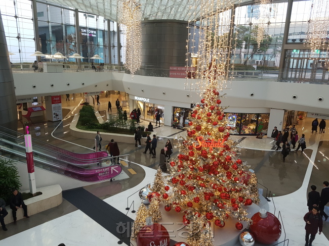 스타필드 코엑스몰점 로비에 로고가 새겨진 초대형 트리가 위치한 모습. 1일 많은 관객이 트리 사진을 찍으며 친구, 연인과 여가시간을 보냈다. [사진=김성우 기자/zzz@heraldcorp.com]